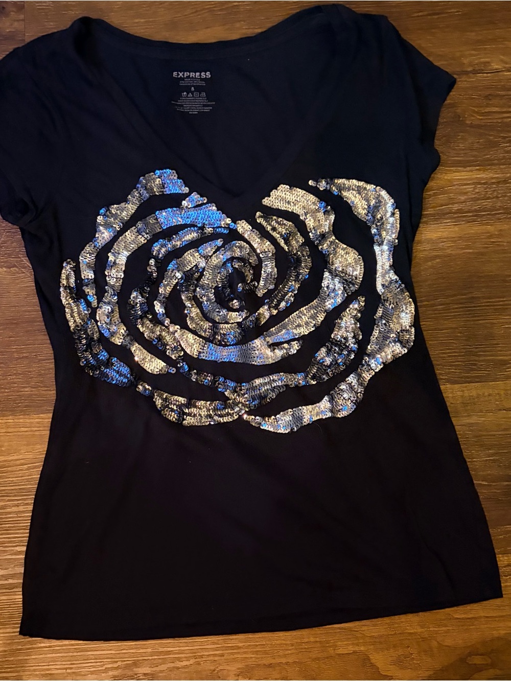 Express Black Sequin Rose V-Neck Tee - small